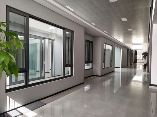 Σύγχρονα ηχομόνωτα παράθυρα με κάλυψη από αλουμίνιο σε σκόνη